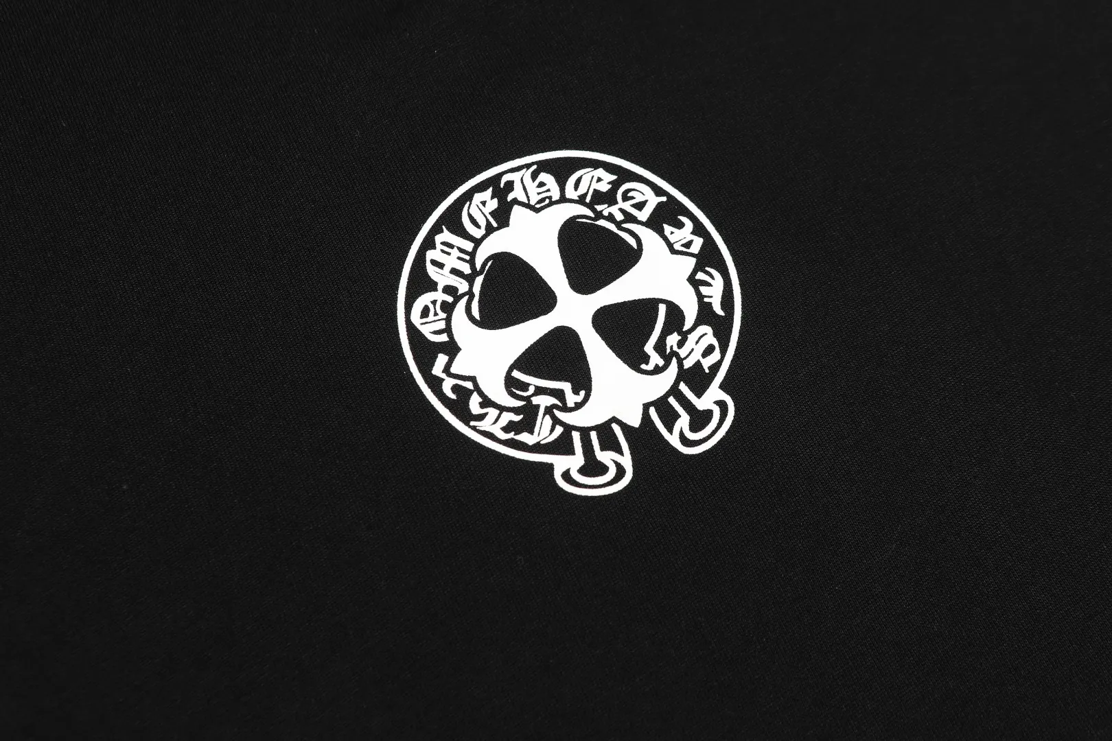 P170 Chrome Hearts* Chrome Hearts are made of 300g double yarn fabric, 1*1 Salona rib, imported digital front and rear white ink direct injection + laser appliqué embroidery, hand-nailed hardware accessories, loose version, same style for men and women. Color: Black White Size: XS S M L